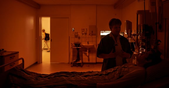 Sunhedspersonale tilser patient