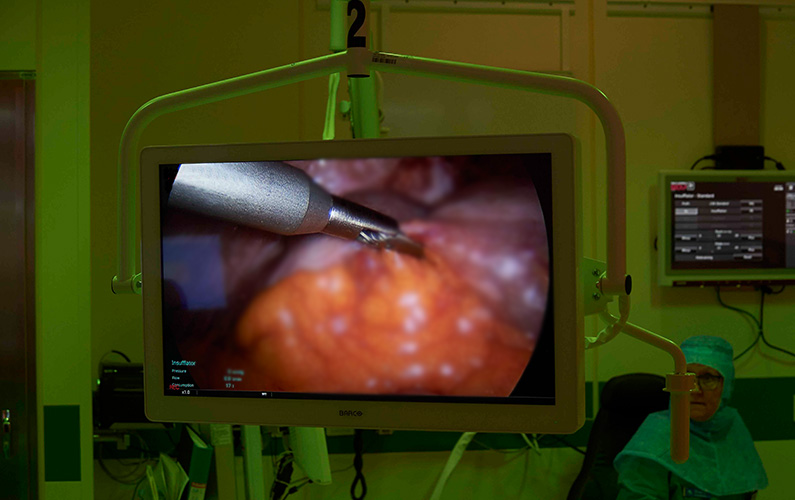 Screen in the operating room bathed in soothing green ergonomic light