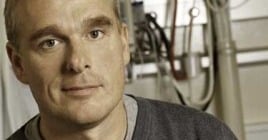 Portræt af arbejdsmiljøkonsulent Jens Sonne der sidder på en hospitalsstue