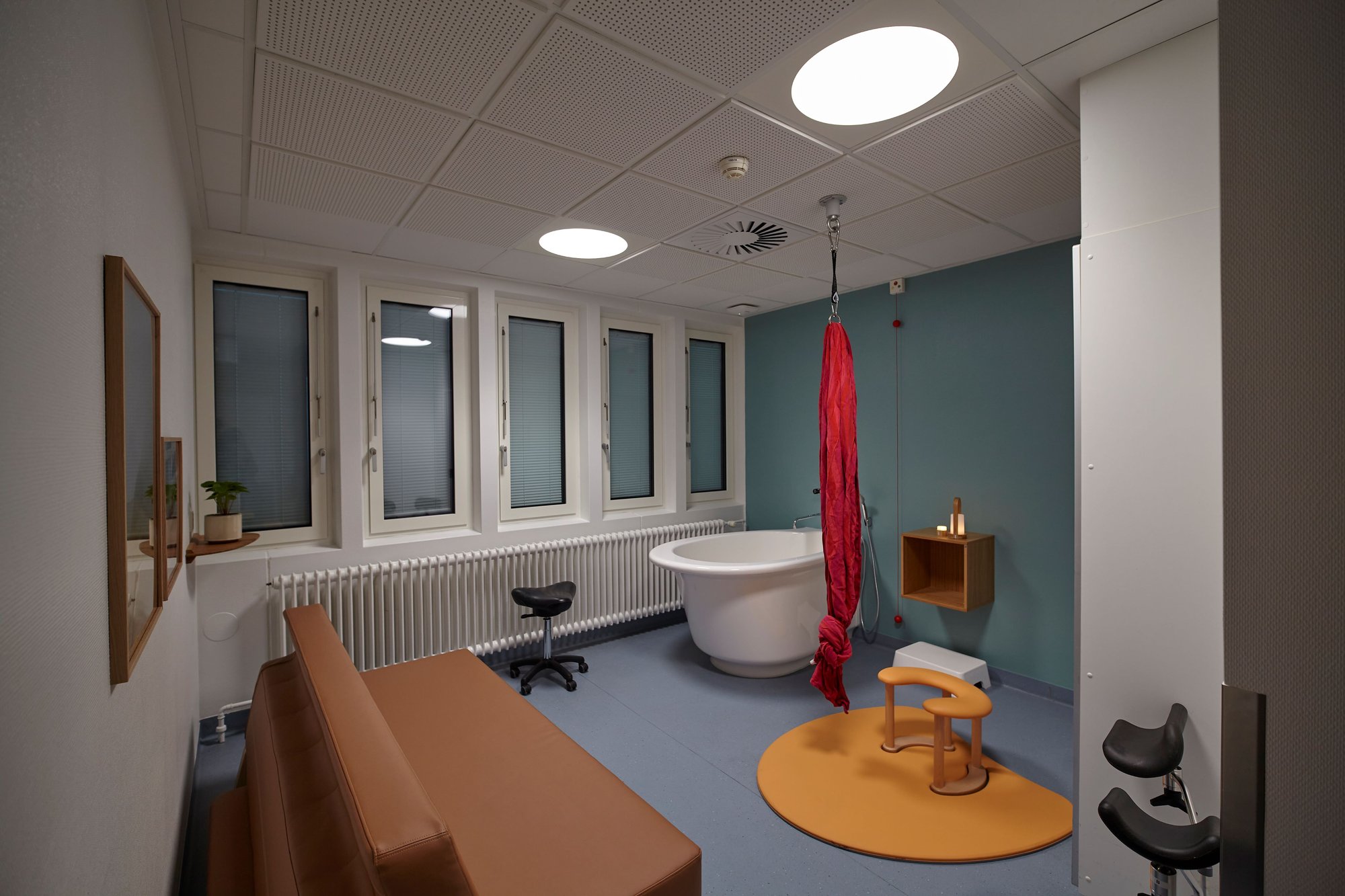 Delivery room with bathtub and circadian lighting