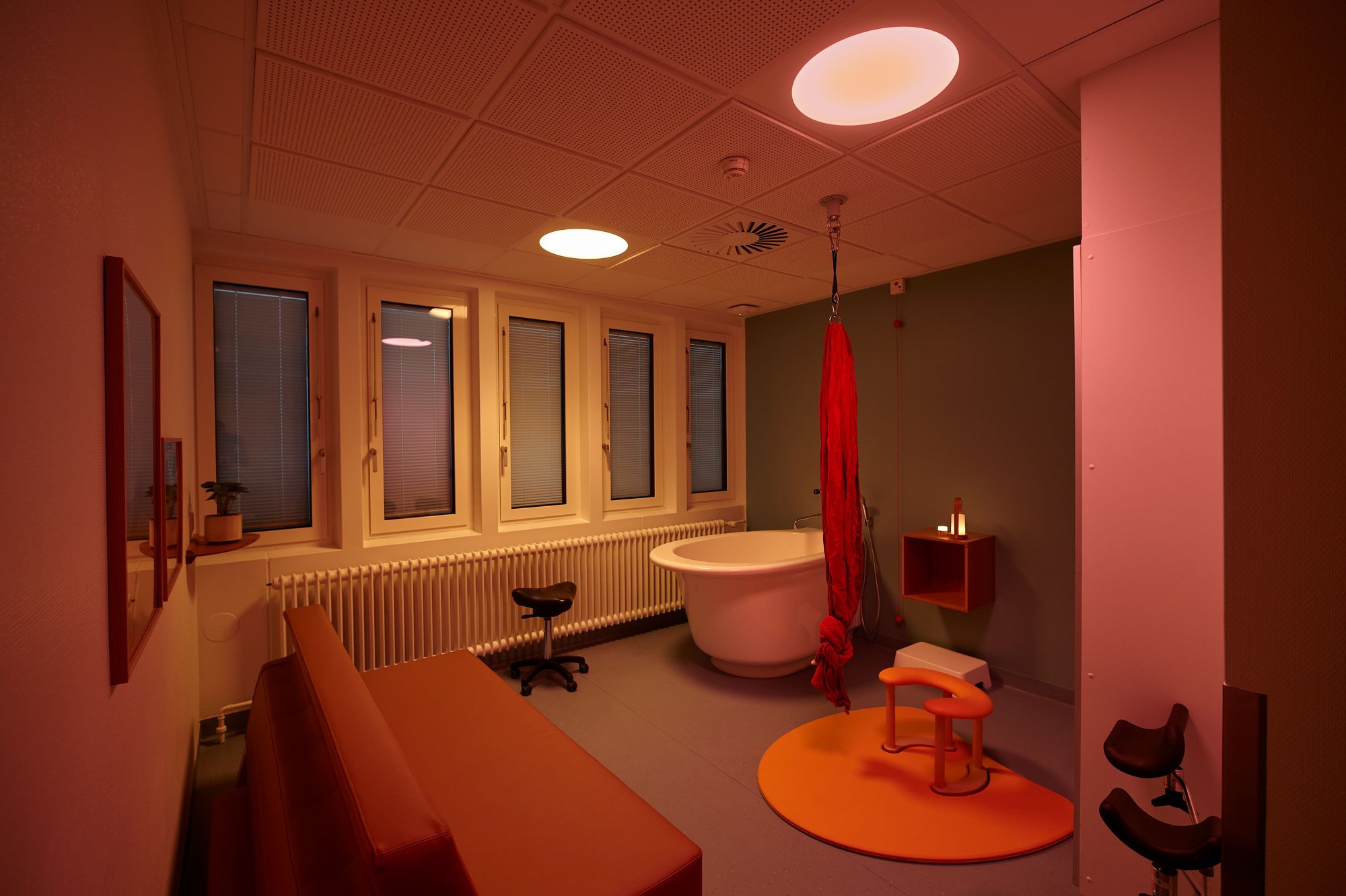 Delivery room with bathtub and stimulus lighting