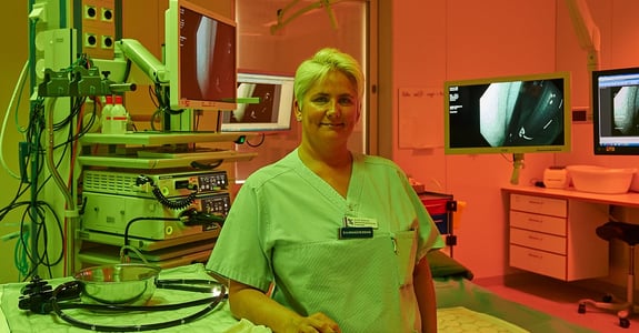 Hälsovårdspersonal står i ett operationssal med ergonomisk belysning