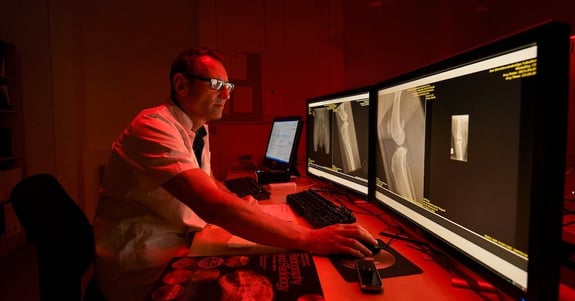 Ergonomisk lys i brug til røntgen på dyrehospital