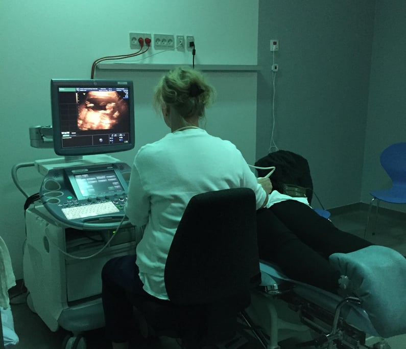 Vordende mor bliver scannet i ergonomisk lys på Hvidovre Hospital