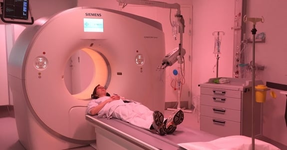Hälsopersonal visar hur den nya skannern på Esbjerg Hospital fungerar