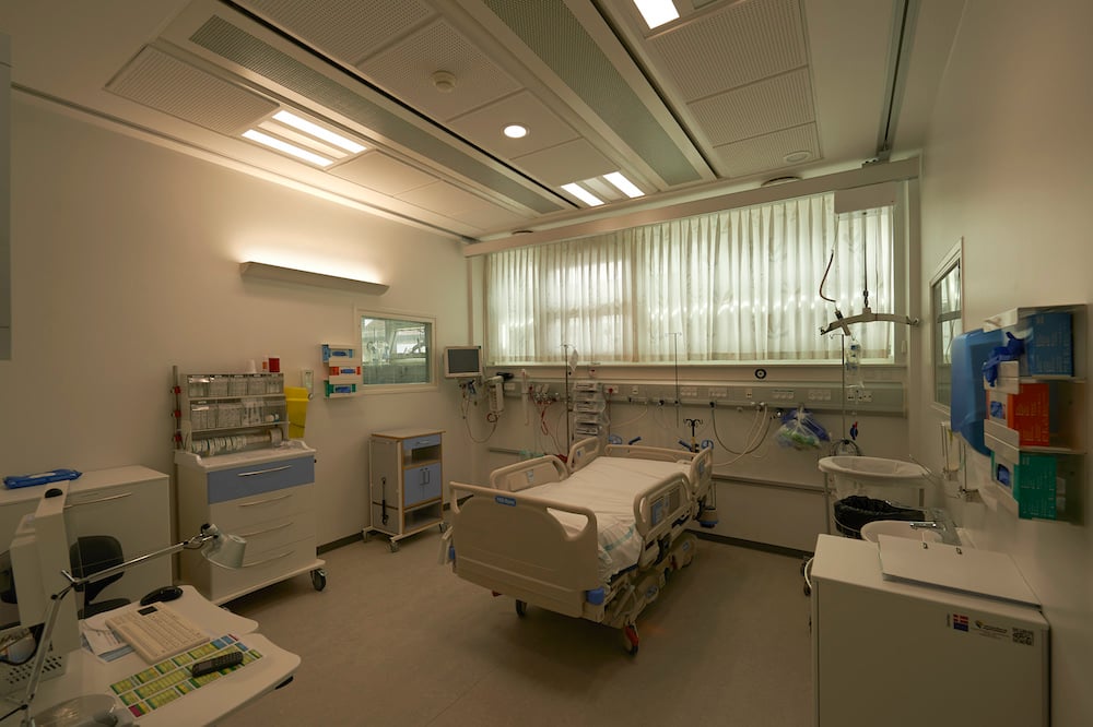 Hospitalsstue på Holbæk Sygehus med Chroma Zenit døgnrytmelys