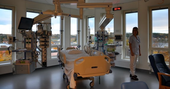 Hospitalsstue på Hudiksvall Sjukhus med installeret døgnrytmelys