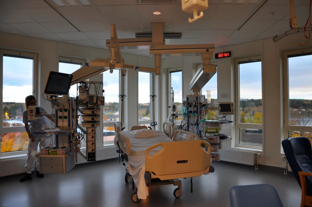 Hospital room with circadian lighting and a hospital bed in the middle of the room