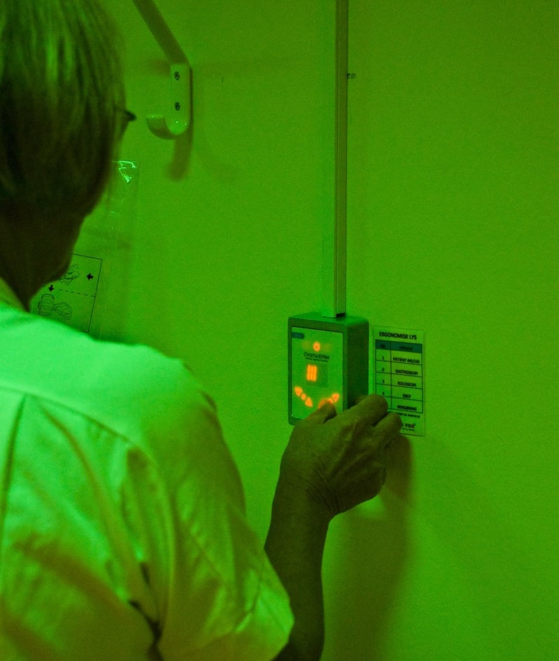Sjuksköterskan Else Hove Kristensen använder Chromavisos kontrollpanel