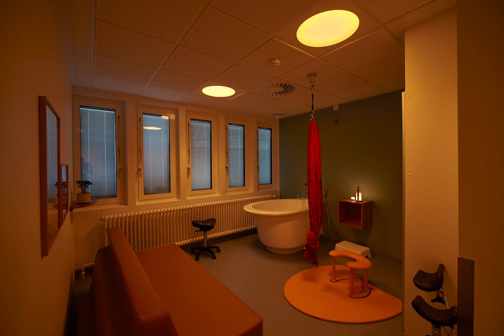 Delivery room with tub and stimulus light from Chromaviso in the maternity ward in Kolding