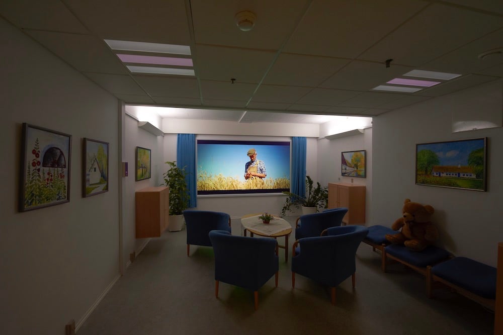 Stimuleringsrum på Vårdcentral Lindehaven med dygnsrytmljus och TV-skärm