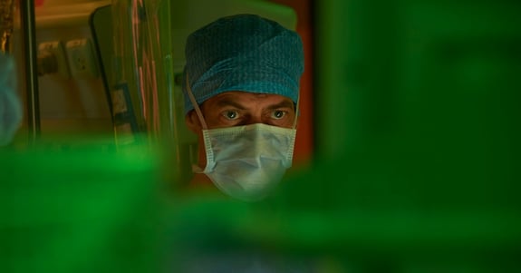 Senior doctor Mikkel Seyer-Hansen in surgery in ergonomic lighting