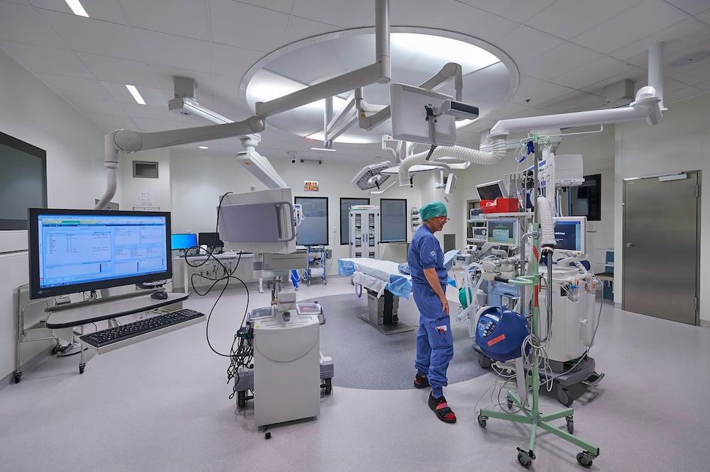 Surgeon stands in the operating room