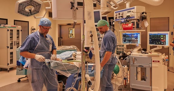 Patient bliver bedøvet inden procedure 