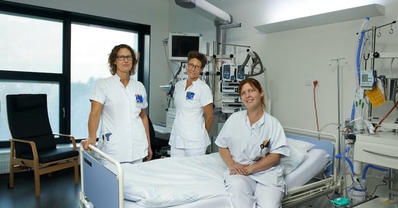 Three nurses' in a hospital room with circadian lighting at the hospital in Thisted