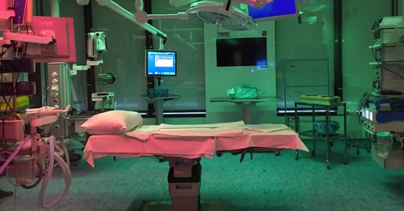 Operationsstue med ergonomisk lys fra Chromaviso i grønne og røde nuancer
