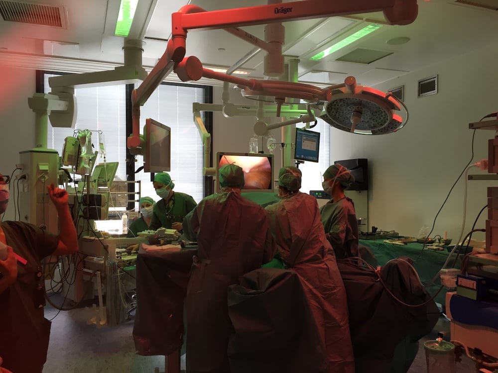 Kirurger anvender ergonomisk lys fra Chromaviso under operation på Bodø Sygehys