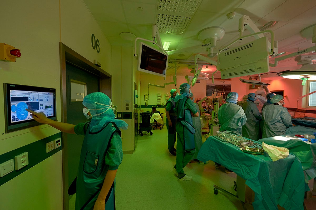 Clinical staff use Chromaviso's ergonomic light during surgery at the Hybrid room in Karlstad