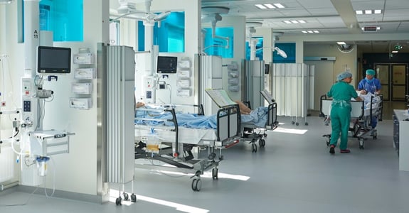 Sygeplejersker fra Centralsjukhuset Karlstad kører patient ind på stue med lysløsninger fra Chromaviso