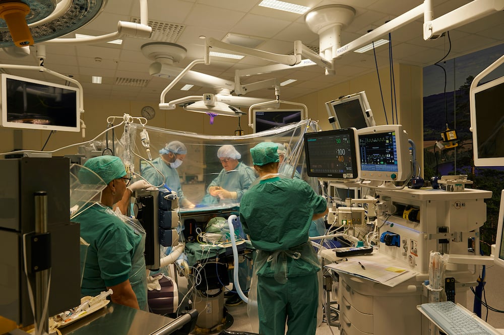 Surgeons operate on a patient in the robotic room in Karlstad