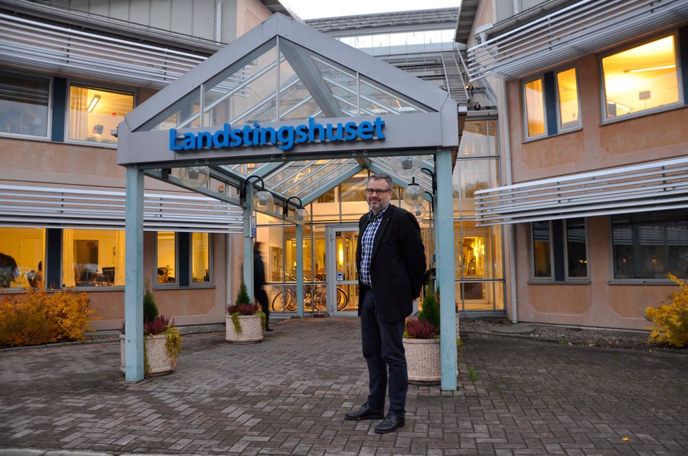 Hälso og Sjukvårdschaf Tobias Kjellberg foran indgangen til Landstingshuset