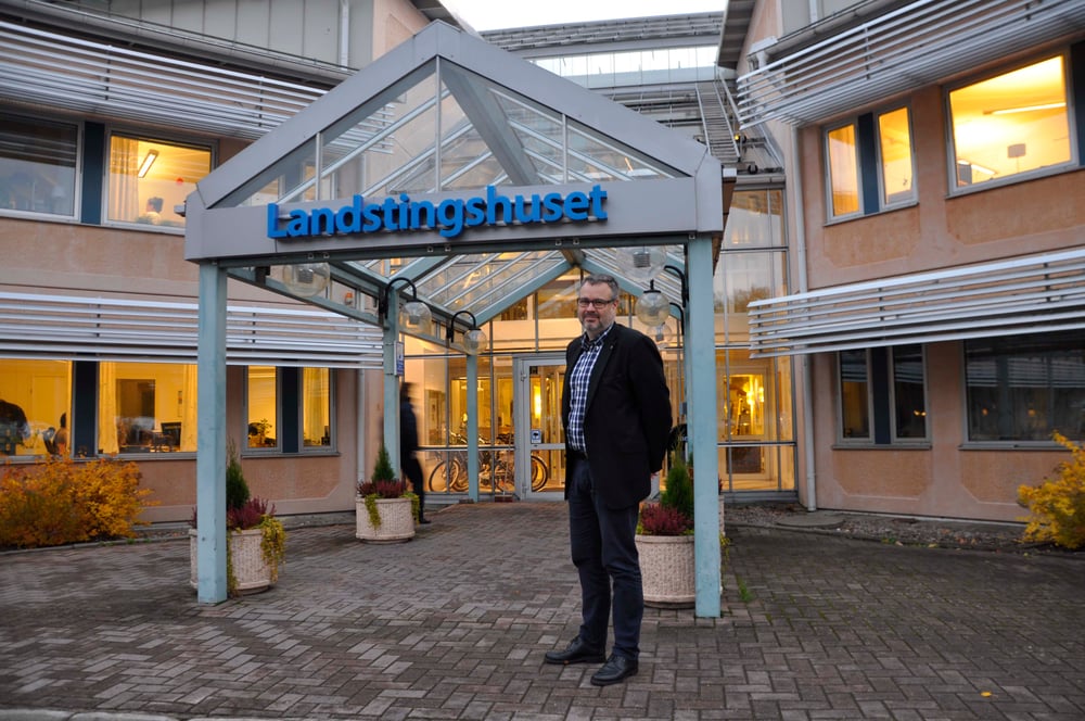 Tobias Kjellberg Hälso and Sjukvård chief in front of the County Hall