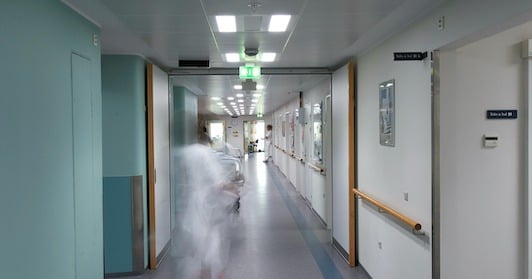 Sundhedspersonale på gangen på Rigshospitalet Glostrup 