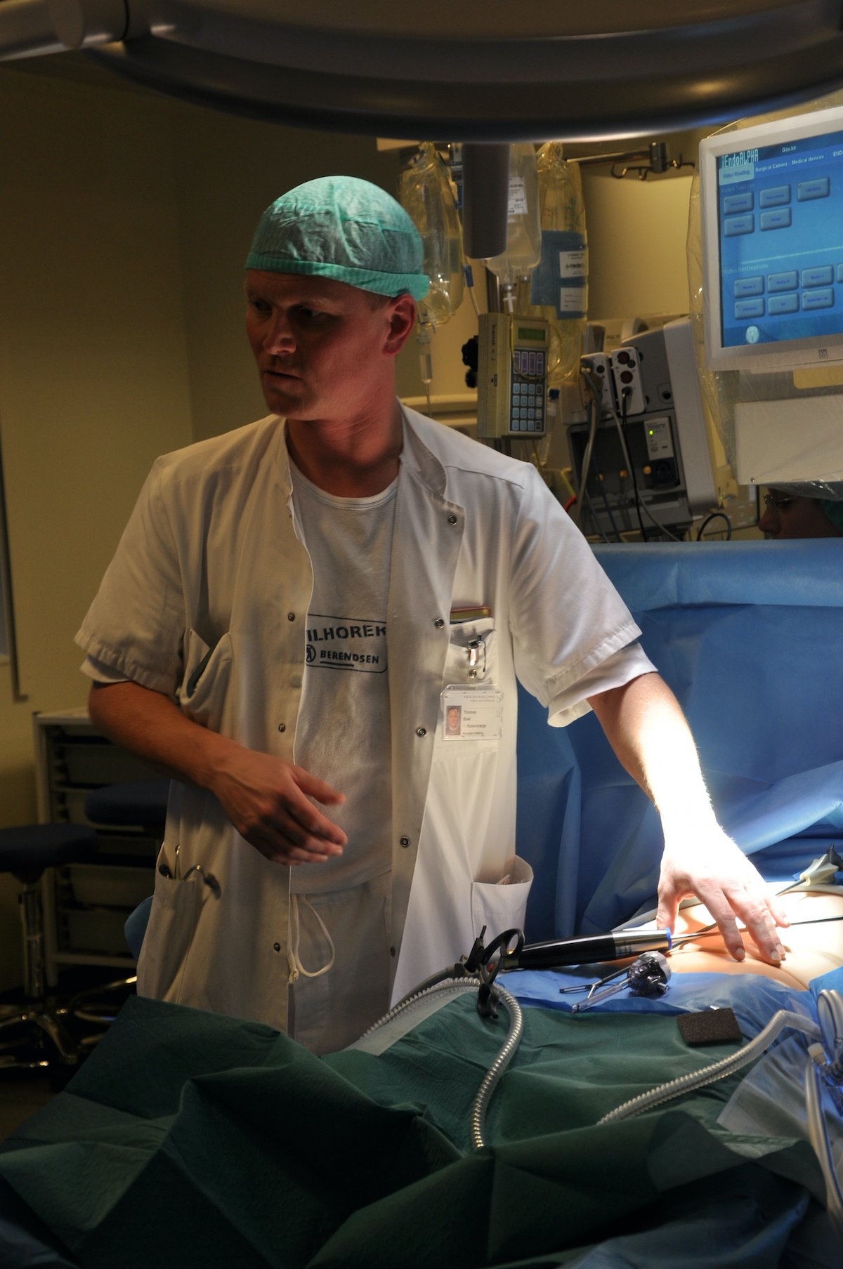 Kirurgen illustrerar de många funktionerna i de nya operationssalarna