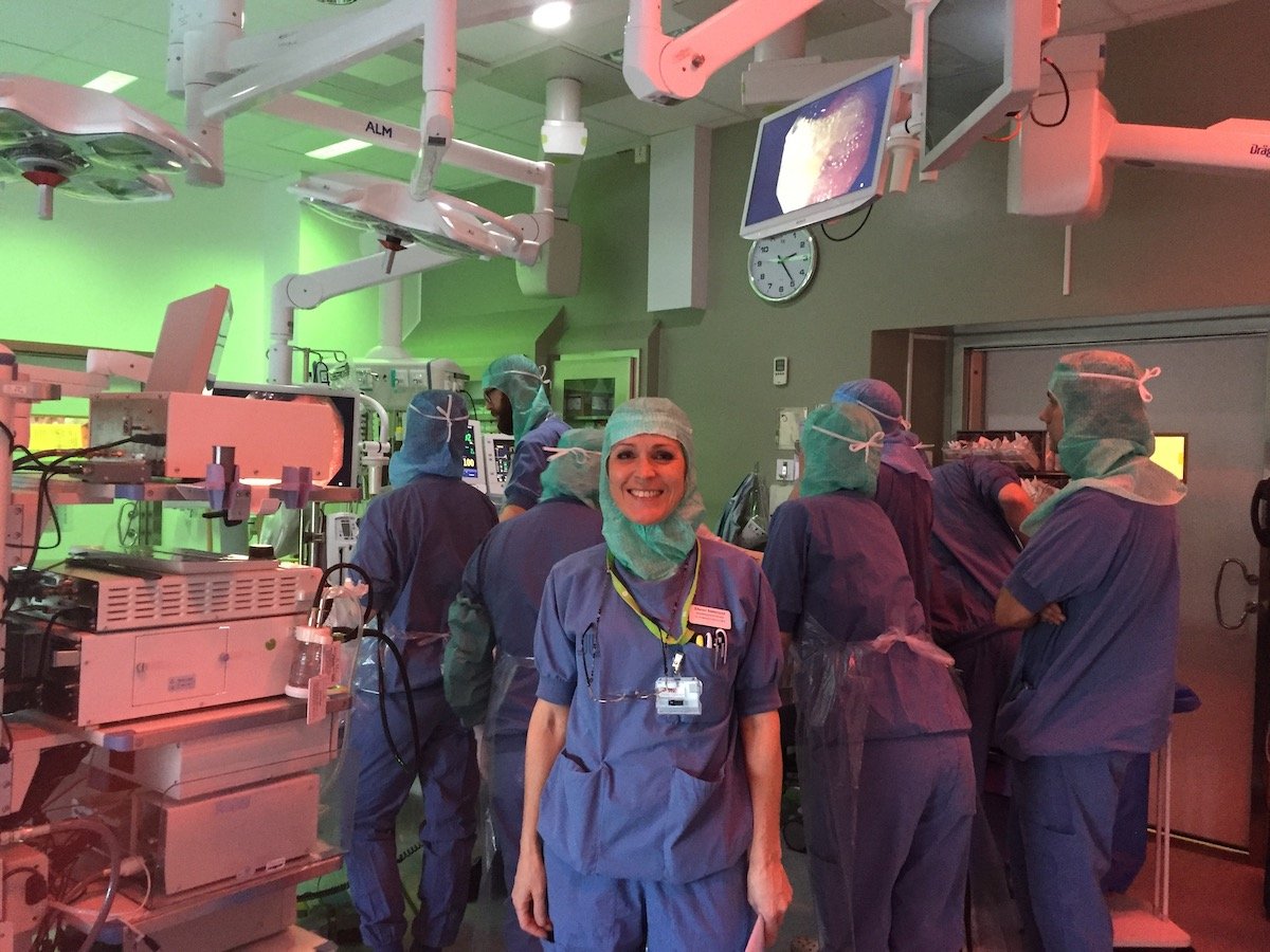 Kirurger utför operation med ergonomiskt ljus från Chromaviso