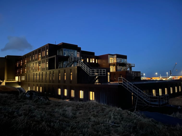 Det nya sjukhusprojektet i Torshavn sett utifrån på natten