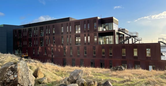 Det nye landssygehus i Torshavn set udefra i solskinsvejr