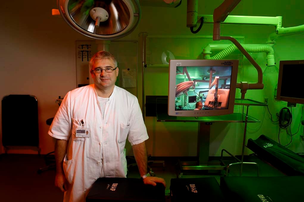 Overlæge Jesper Durup læner sig op ad hospitalsseng i et rum med ergonomisk lys