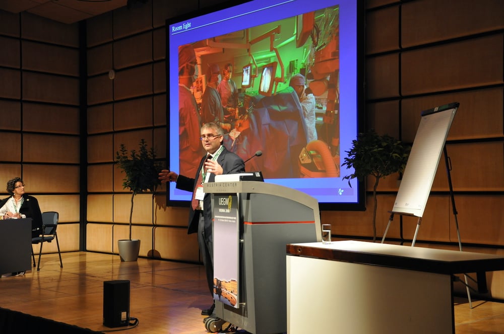 Overlæge Jesper Durup holder oplæg om fordelene ved ergonomisk lys fra Chromaviso på ESGENA