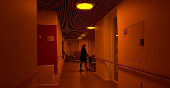 Hall på äldreboende med Chromavisos dygnsljus i taket